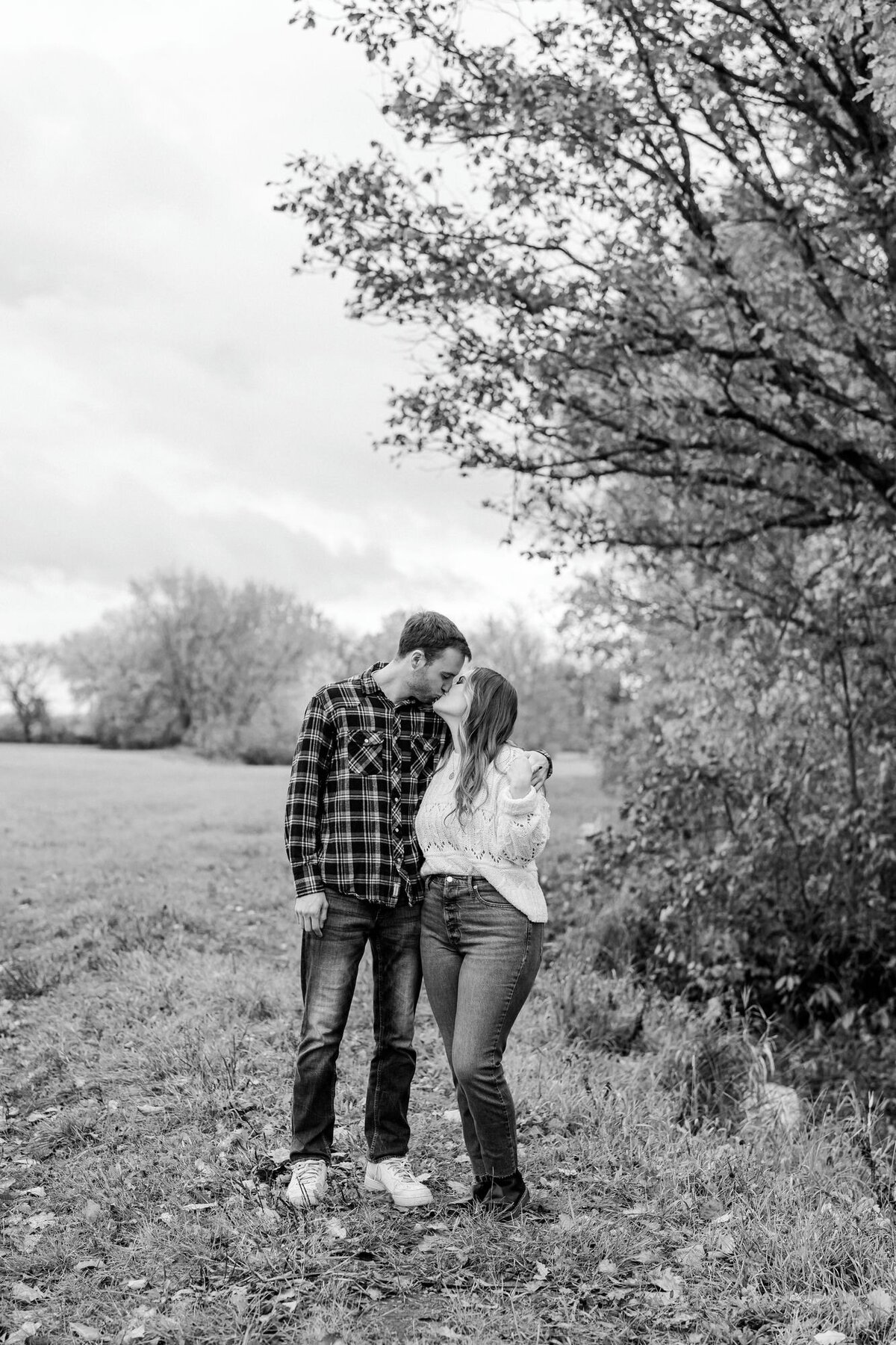couple-kissing-black-and-white