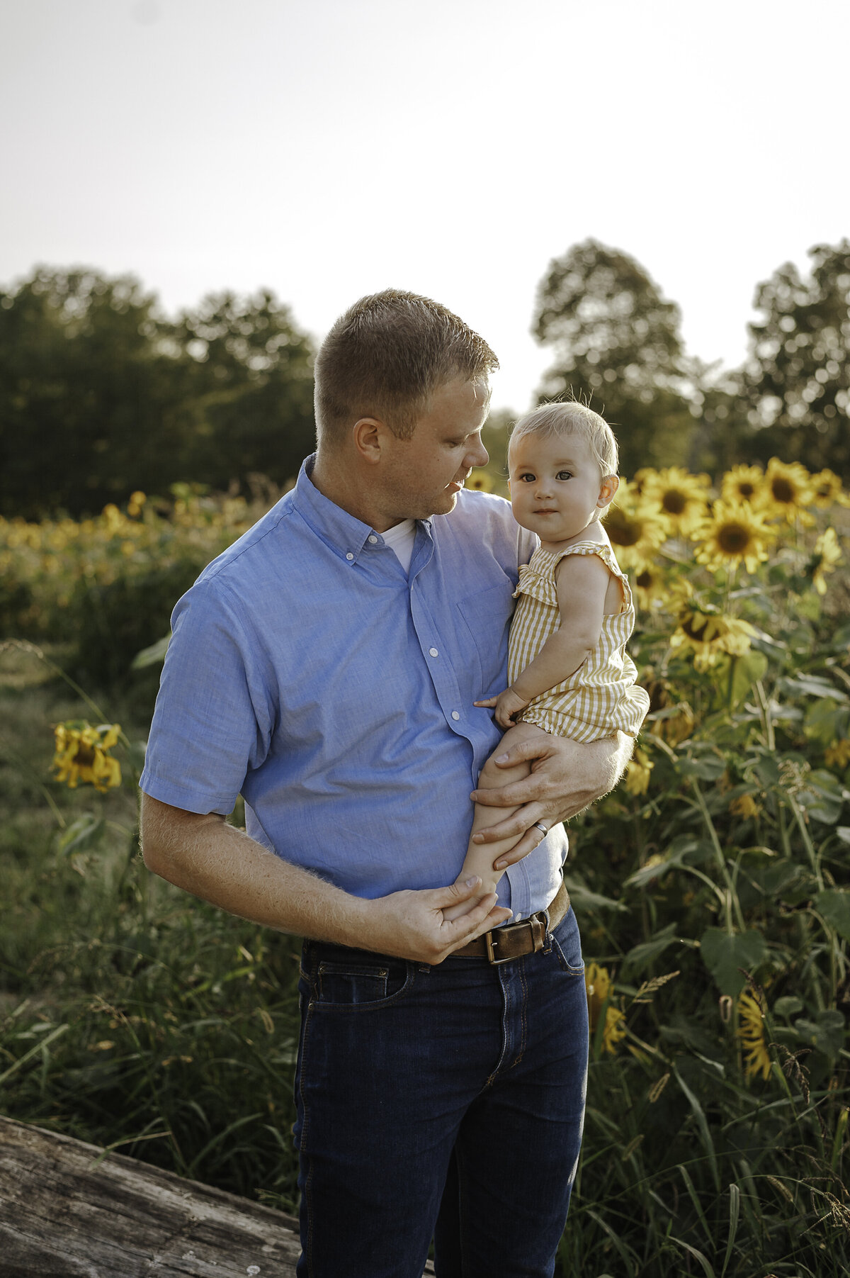 Verona B Photography captures a beautiful summer family photo of a dad and his daughter at Medina Sunflower Farm in Medina, OH. The sunflowers were absolutely gorgeous on this lovely sunny day and it was so wonderful to capture this family in this beautiful setting near Akron.