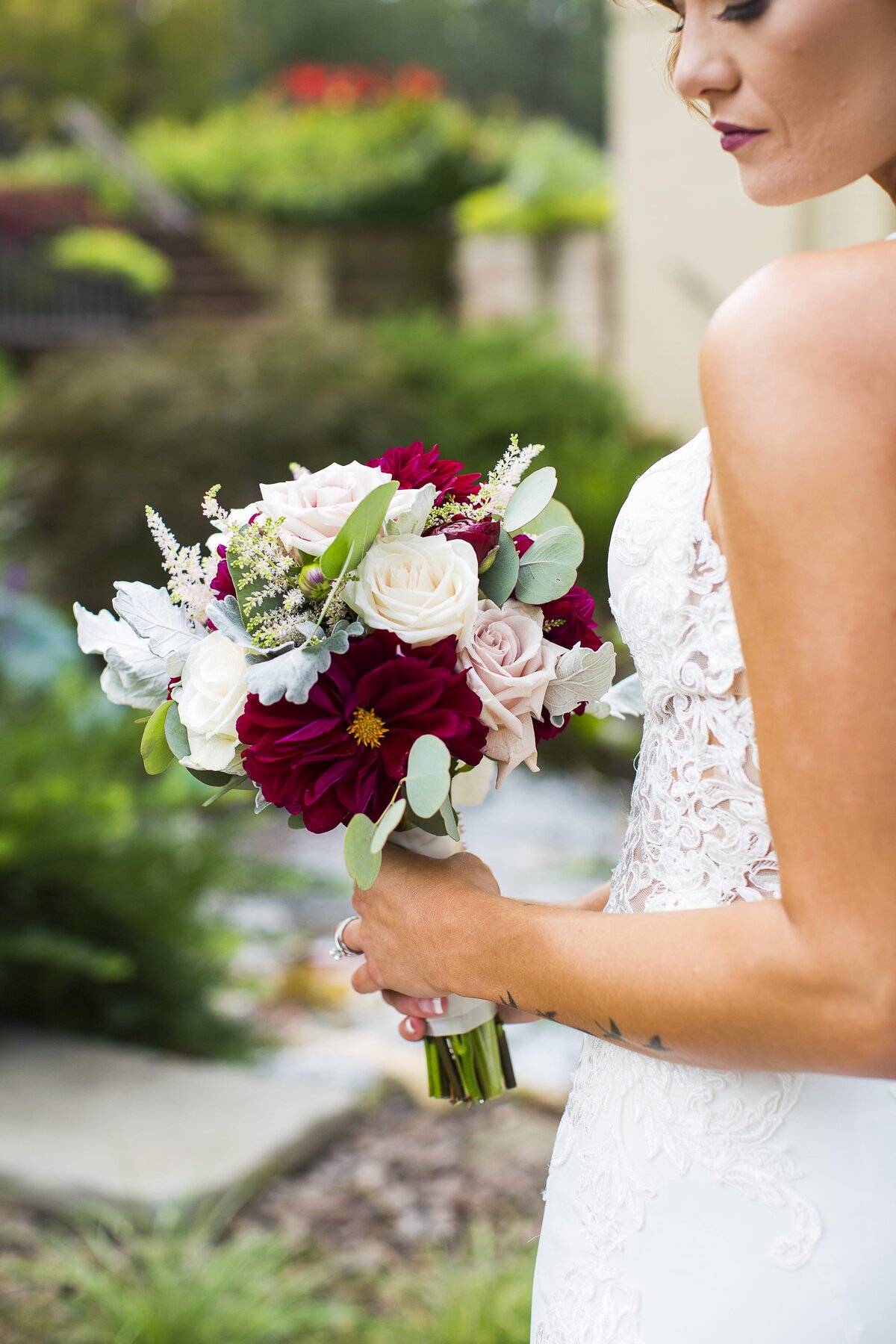 bouquet-red-white-roses