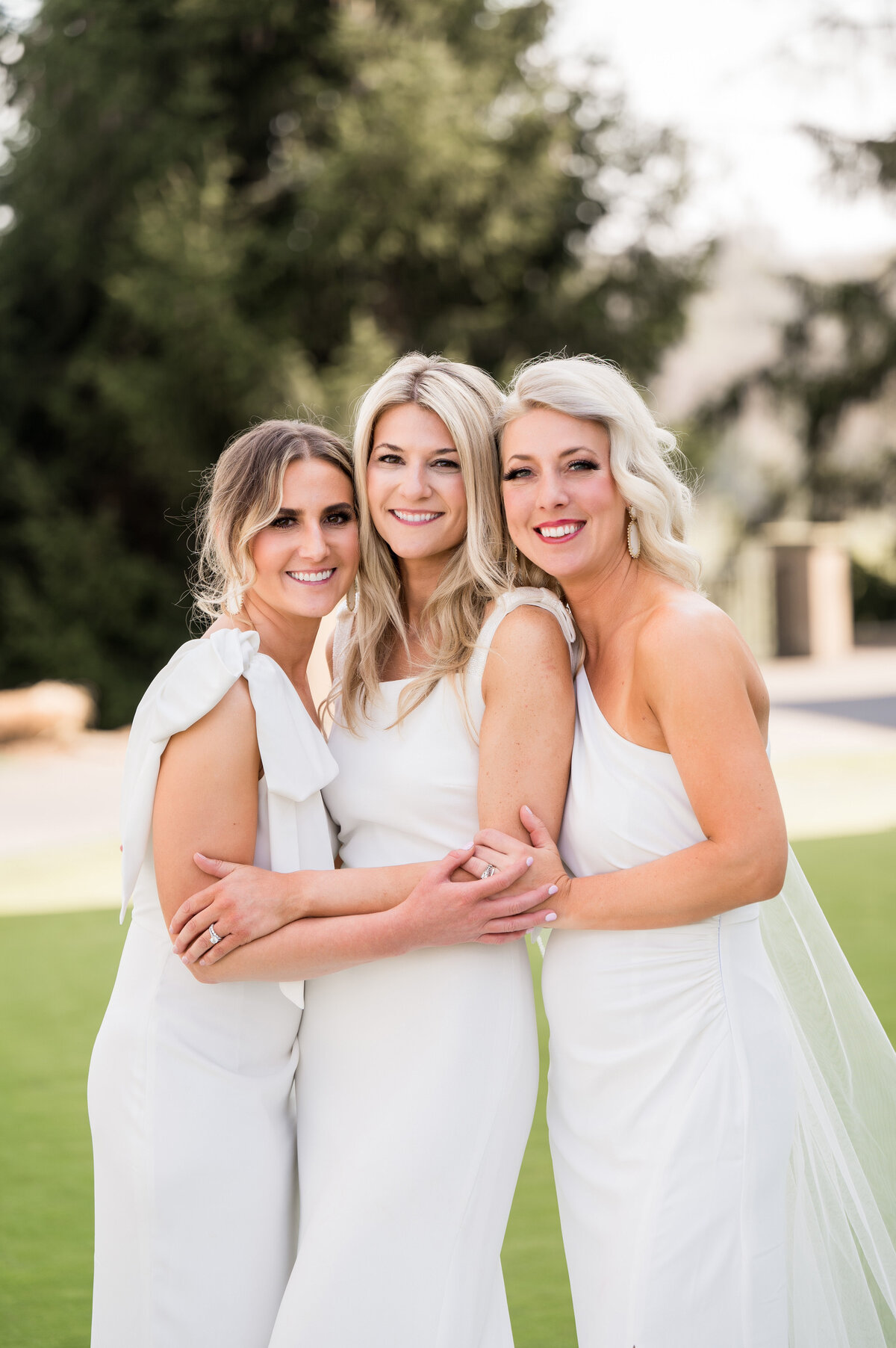bride and her sisters posing for a wedding photo on the back veranda of the pittsburgh field club