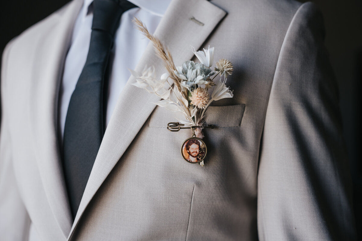 the-overlook-at-geer-tree-farm-griswold-ct-modern-boho-wedding-boutonniere-petals-plates