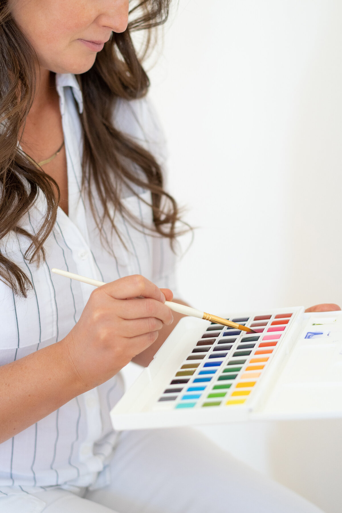 woman-holding-paintbrush