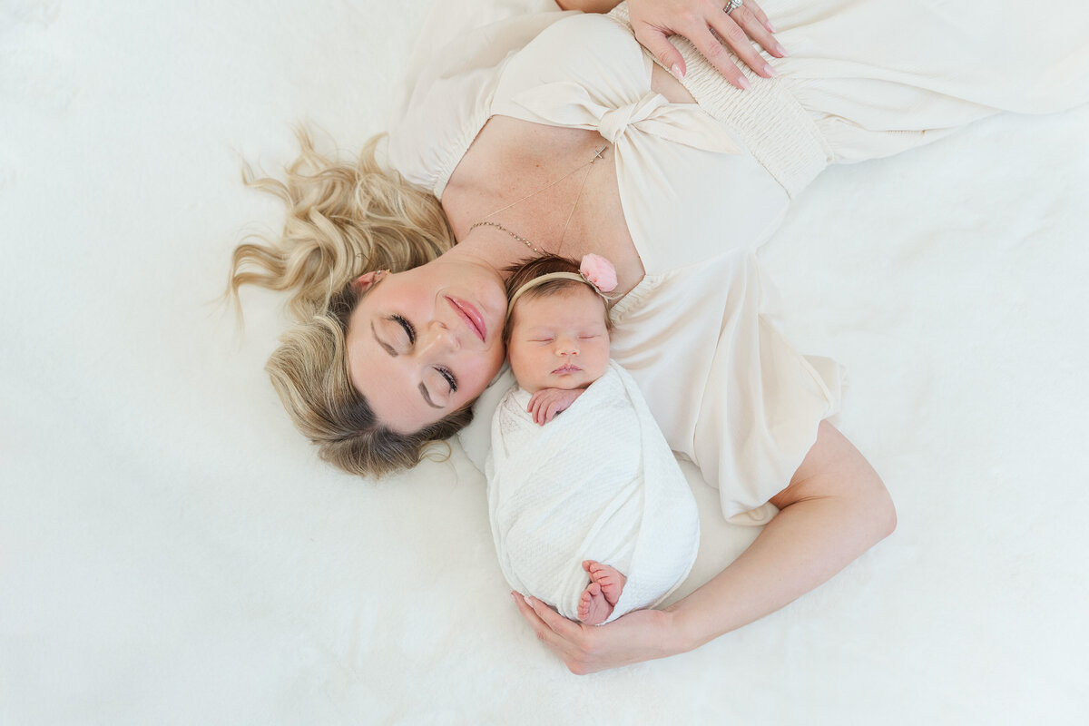 Pink and White Classic Lifestyle Baby Girl Newborn Photos Castle Rock Colorado Elena Spraguer Photography 0011