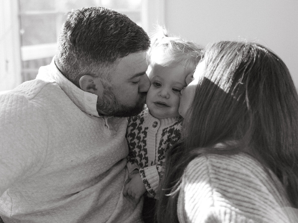 Family-AtHome-Holiday-Wexford-Portraits-JessCollectiveCo-Pittsburgh-Pennsylvania (52)