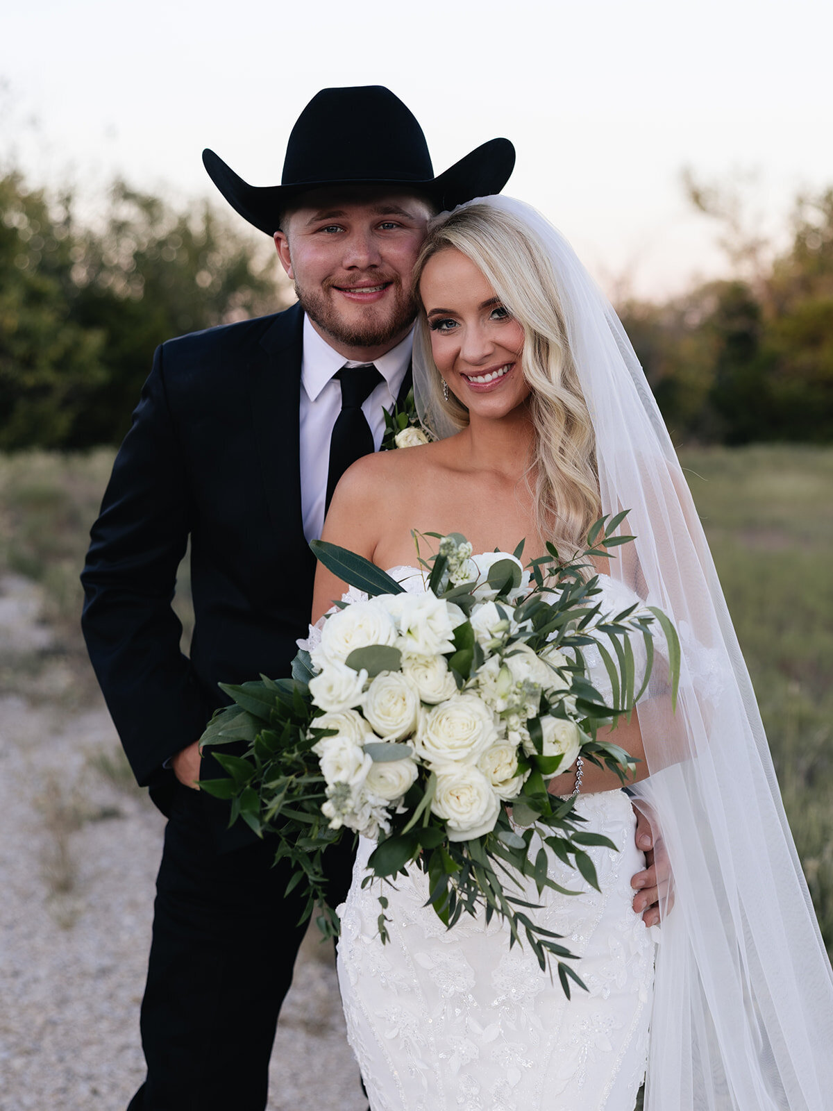 2025-10-11_DykesWeddingPreviews_MollyMurphyPhotography-76