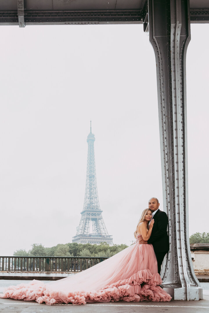 Romantic couple photo Bir Hakeim Bridge, pink princess gown, Eiffel Tower backdrop, Paris photography session