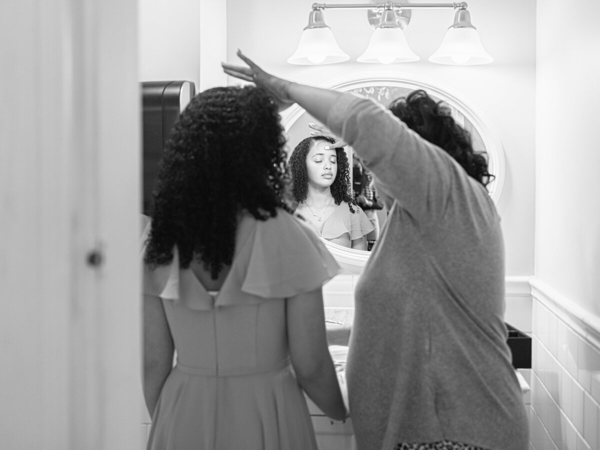 Getting ready of the Maid of honor. Wedding in San Francisco. Photography 4Karma Studio