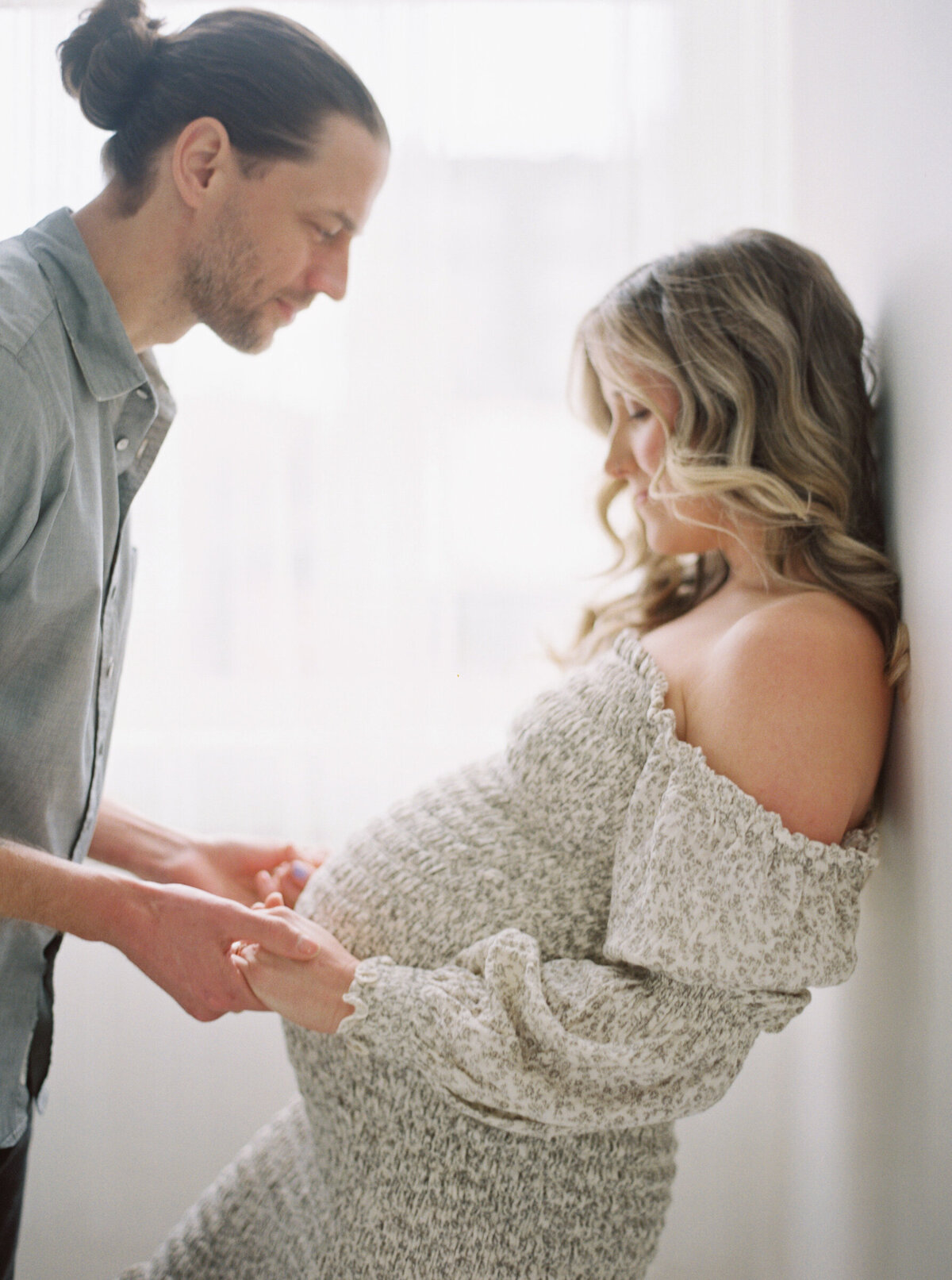 seattle-maternity-photos-studio-couples
