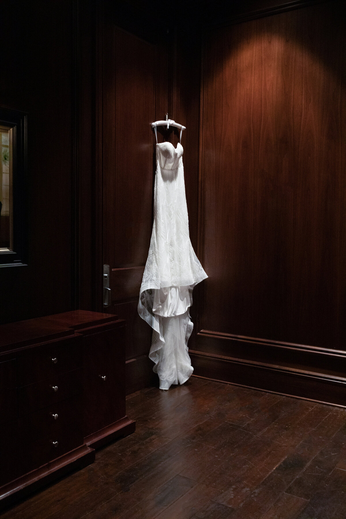 strapless-wedding-gown-dark-wood-detail-atlanta-wedding-photography