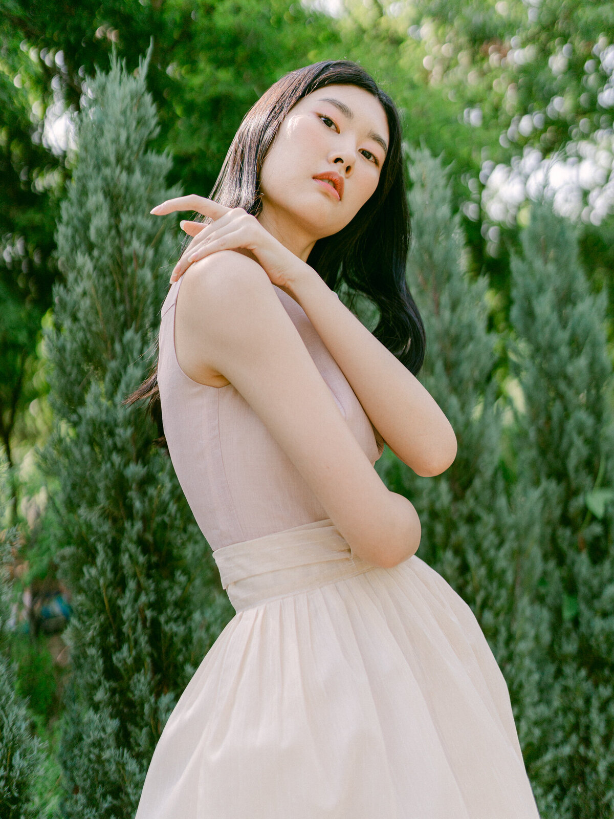 A breathtaking editorial campaign for Ahhorn’s Summer Collection, blending modern summer menswear and elegant women’s gown fashion with the timeless artistry of traditional Hanbok design. Captured in the heart of Gangnam’s Seoul Forest Park, this collection showcases luxury destination fashion crafted from sustainably sourced local silk fabrics in soft, ethereal pastels—perfectly embodying the refined aesthetic of Seoul Fashion Week. With Michael Asmussen Photography, renowned for editorial storytelling and high-end luxury campaigns, this shoot elevates the intersection of modern couture and heritage craftsmanship. Positioned at the forefront of Asia’s fashion capital, this editorial is a statement of elegance, innovation, and sustainability, ideal for global fashion brands, luxury event planners, and high-end destination campaigns.  아혼(Ahhorn) 썸머 컬렉션을 위한 감각적인 럭셔리 에디토리얼 촬영. 강남 서울숲 공원을 배경으로, 전통 한복 디자인에서 영감을 받은 모던한 썸머 남성복과 우아한 여성 드레스 컬렉션을 선보입니다. 부드러운 파스텔 컬러와 지속 가능한 현지 실크 소재를 활용하여, 서울 패션위크를 위한 세련되고 트렌디한 룩을 완성했습니다. 전 세계 럭셔리 브랜드와 하이엔드 에디토리얼 촬영을 전문으로 하는 Michael Asmussen Photography와 함께, 이 촬영은 아시아 패션 중심지에서 모던한 패션과 전통의 가치를 아름답게 담아낸 작품입니다. 글로벌 패션 브랜드, 럭셔리 이벤트 기획자, 그리고 하이엔드 여행 캠페인을 위한 완벽한 비주얼을 제공합니다.
