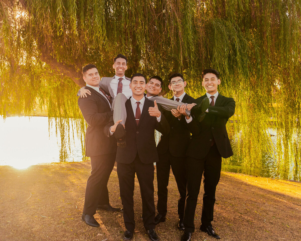 GroomwithGroomsmen(7)