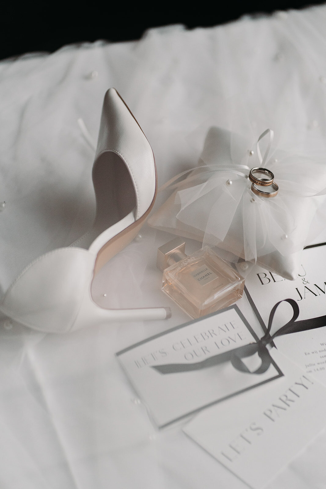 Flat lay fotografie met Jimmy Choo en de uitnodingen + save the date 
