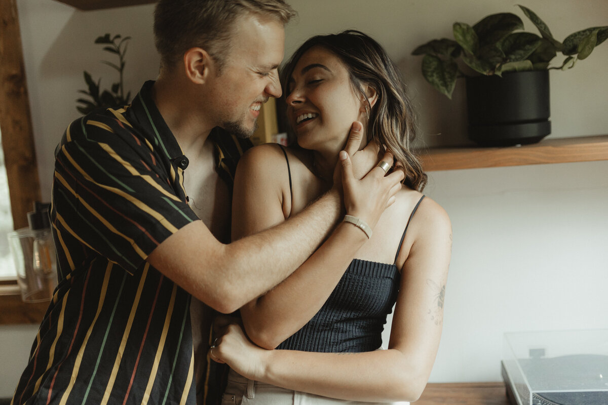 casualcouplesinhomesessionkansascityphotographer-65