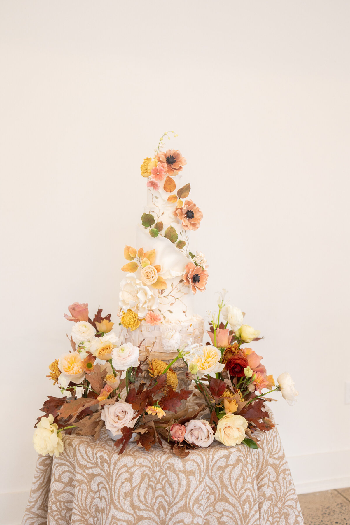 wedding cake with florals in Orlando Florida by wedding photographer Amanda Richardson Photography