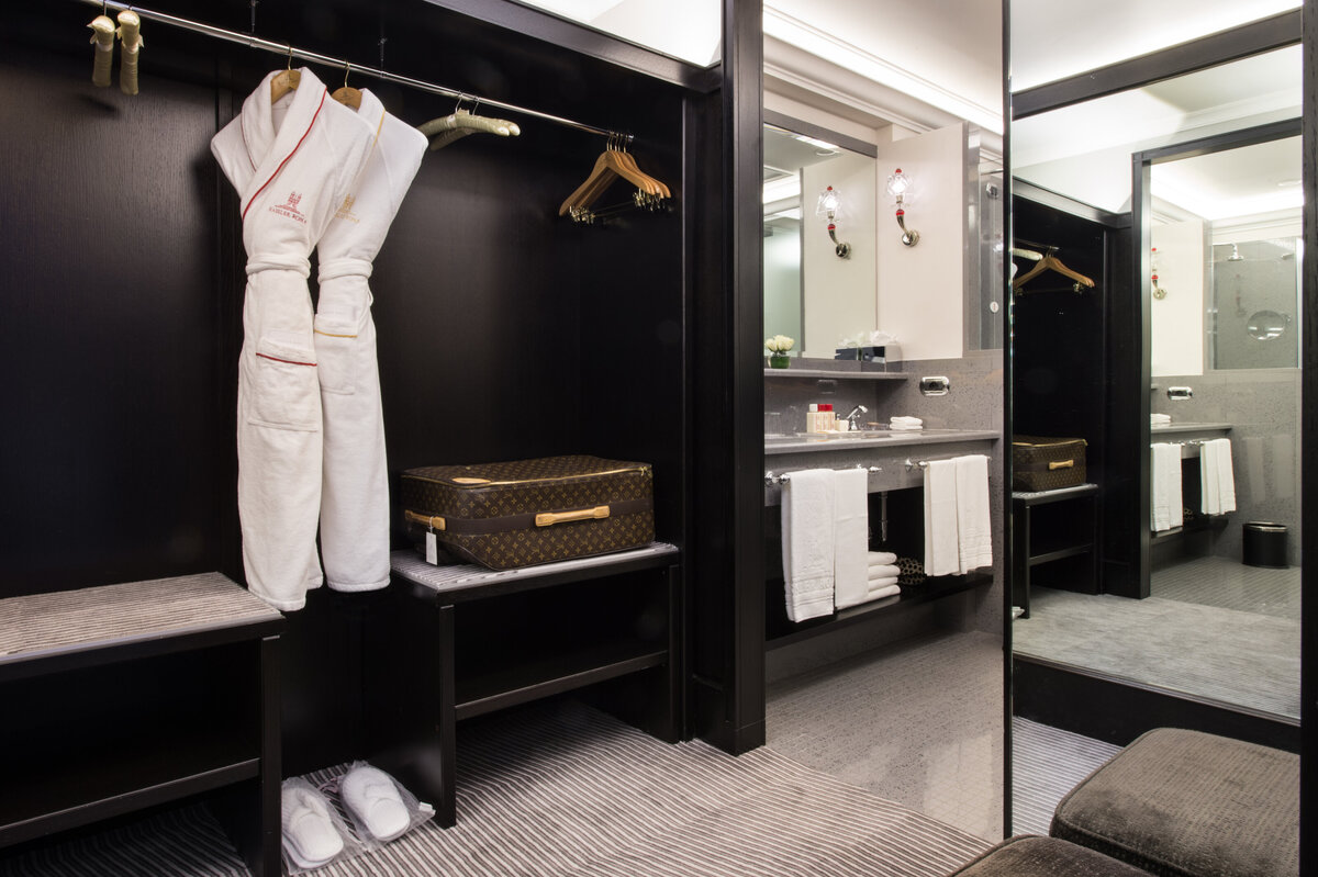 Waterstone - Hassler Collection - Hotel Hassler -Rome - Luxury Boutique Hotel - Deluxe Double Room New walk-in closet ( 3 ) - Hassler Roma -  300 dpi  - credit Francesca Pagliai