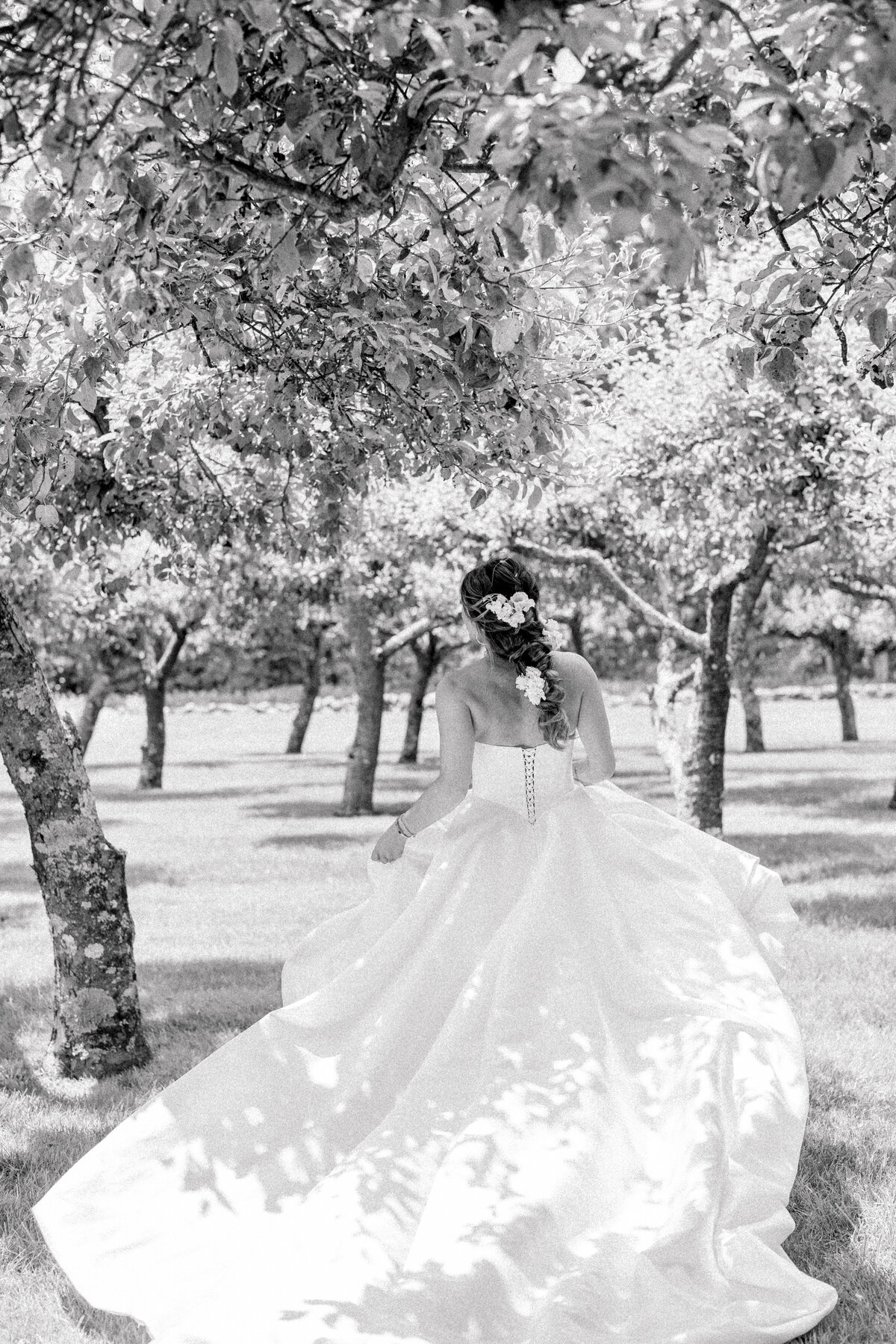 black-and-white-bride-running-portrait-ct-wedding-planner