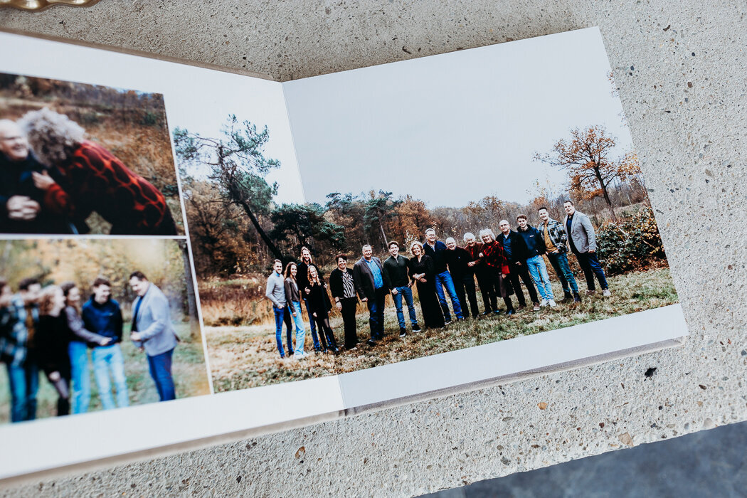 herfstfotoshoot, herfstfotos, familiefotosindeherfst, koffietafelboek, familiefotograafbrabant, 60jaargetrouwd, koffietafelboek, kleurrijkefamiliefotos, rucphen, bosschenhoofd, oudenbosch, achtmaal, schijf, zundert, breda