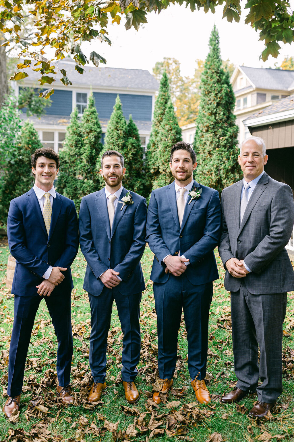 groomsmen-portraits-outside