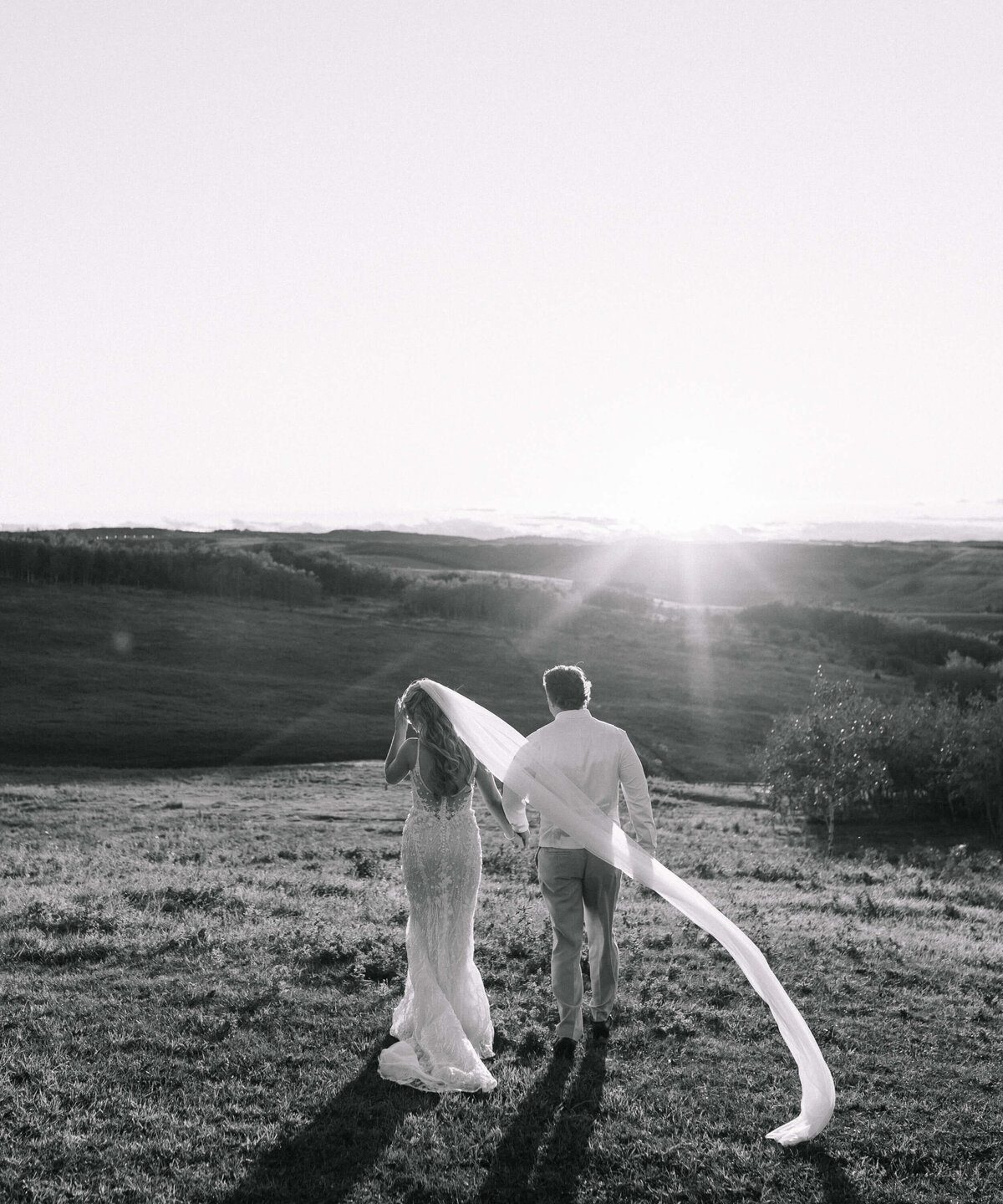 couple-running-together-wedding-celebration-nika-helgeson-photography (2)