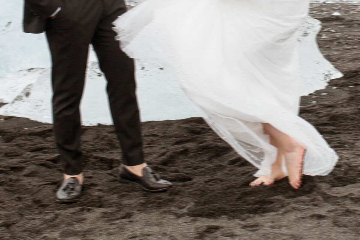 Beach elopement iceland travel wedding photographer