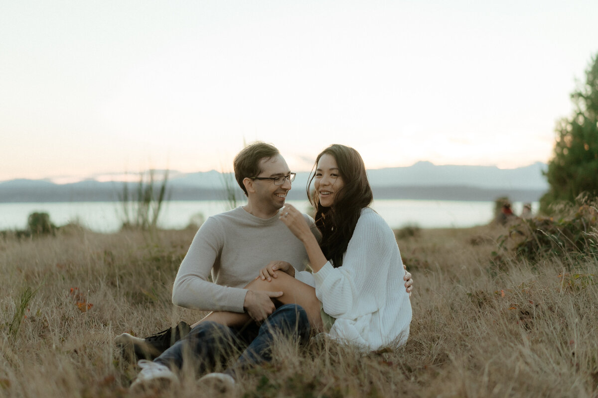 Jo-Dan-Discovery-Park-in-Seattle-Couple-Session-Amy-Law-Photography-30