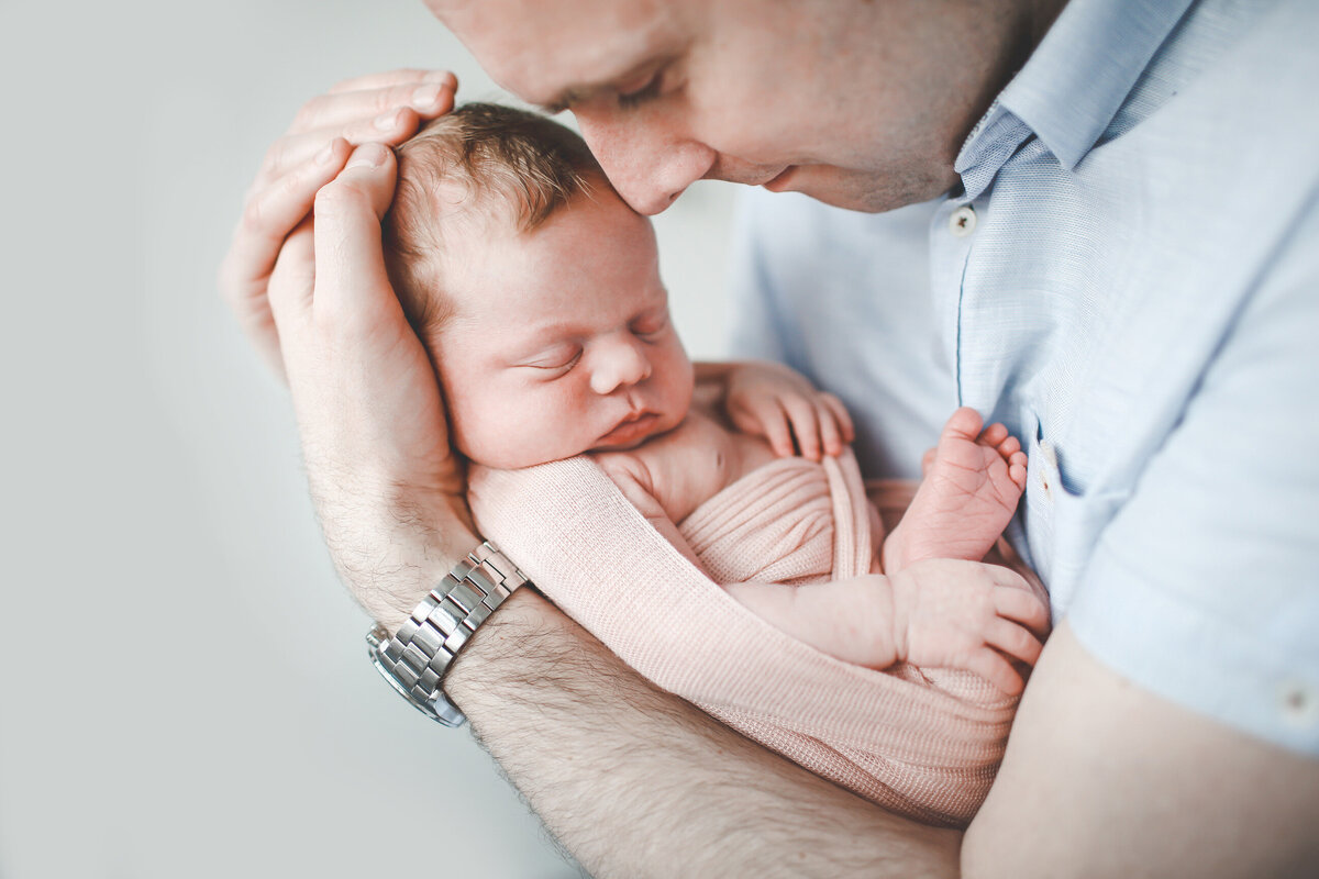 NB-EXTRA-NEWBORN-BABY-WITH-DAD-FOR-CUDDLE-0043