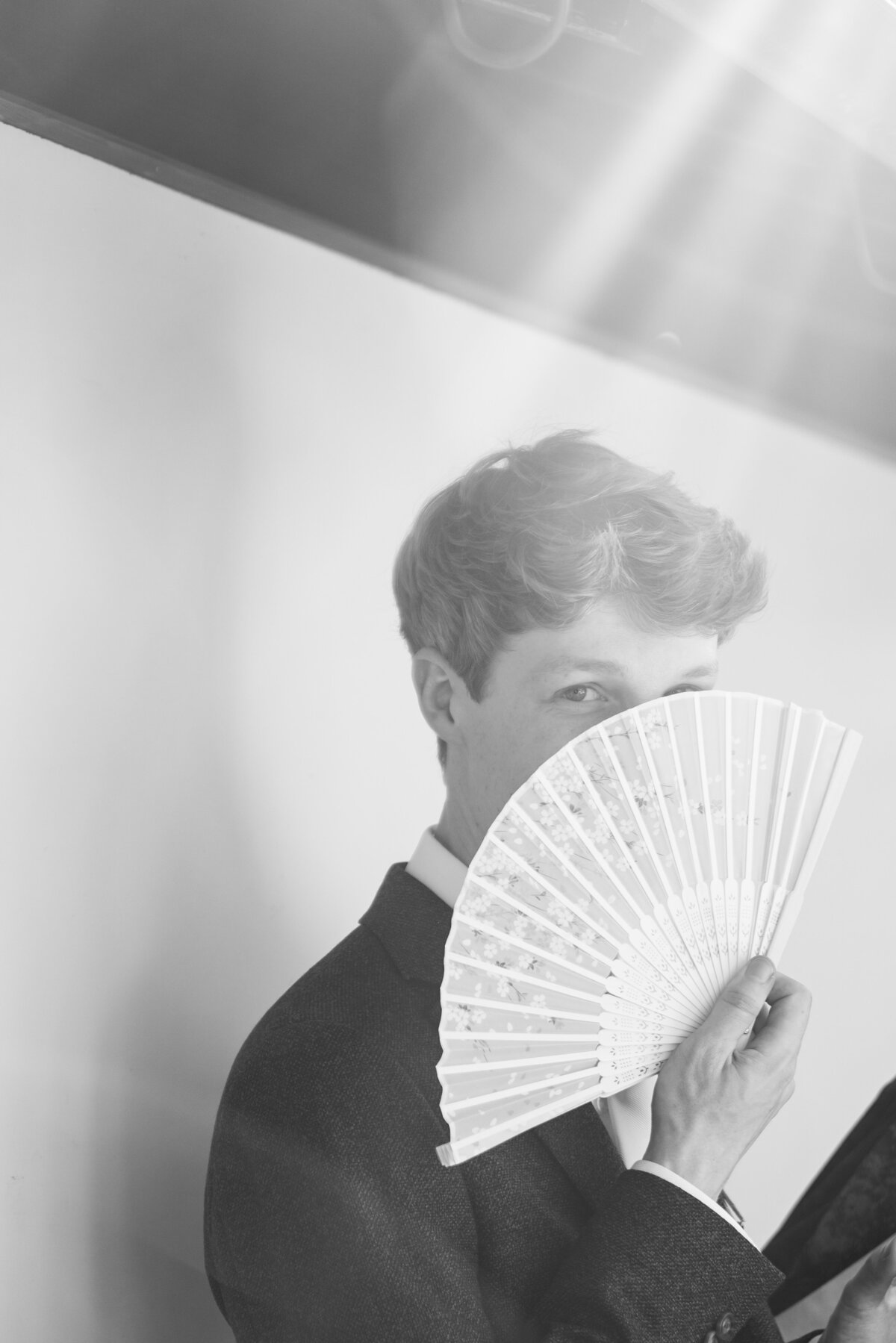 groom with fan