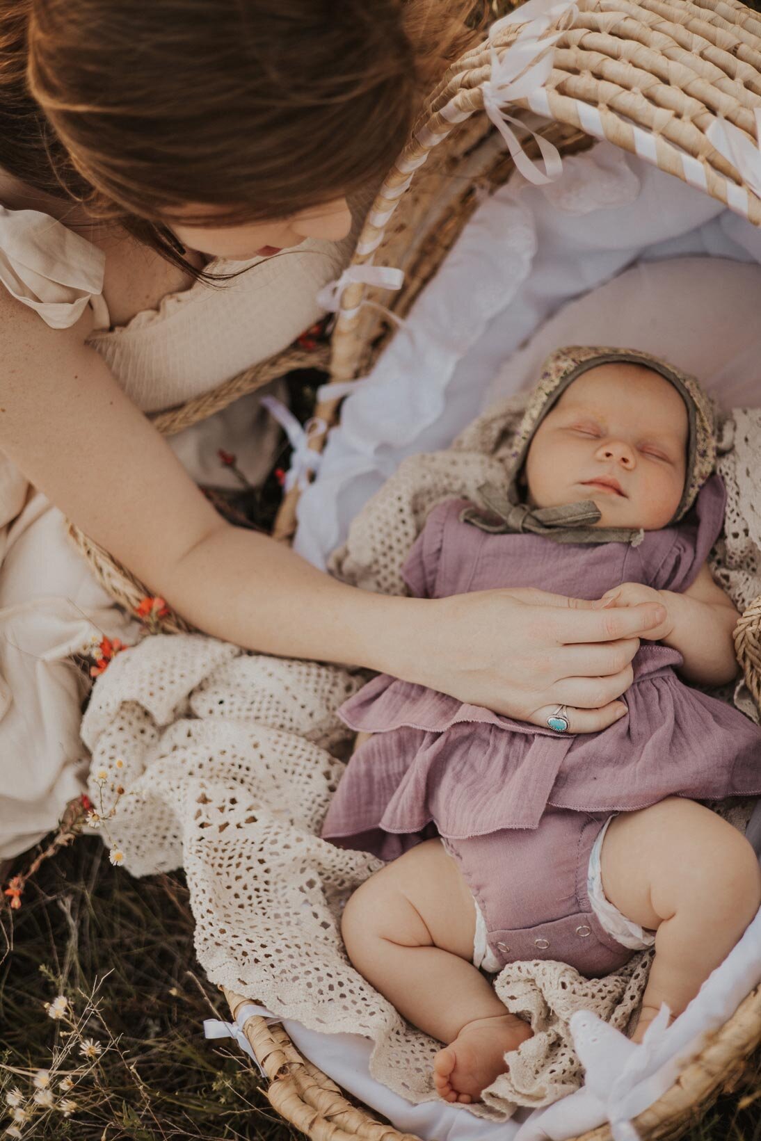 newborn-bassinet-mother-peering-over