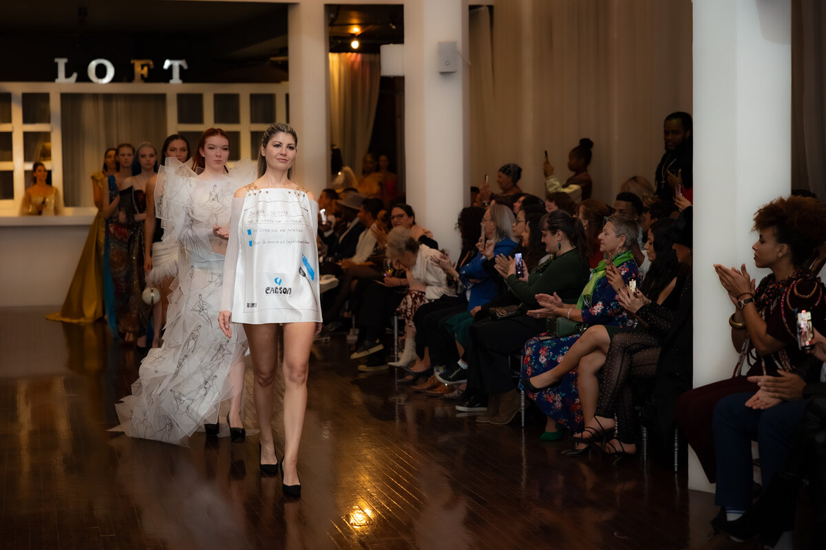 Défilé de haute couture au Montreal Cosmopolitan Fashion Week Robes blanches