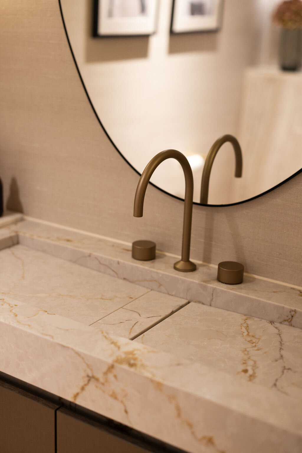 Luxe wastafelblad van marmer met elegante gouden kranen voor een chique uitstraling.