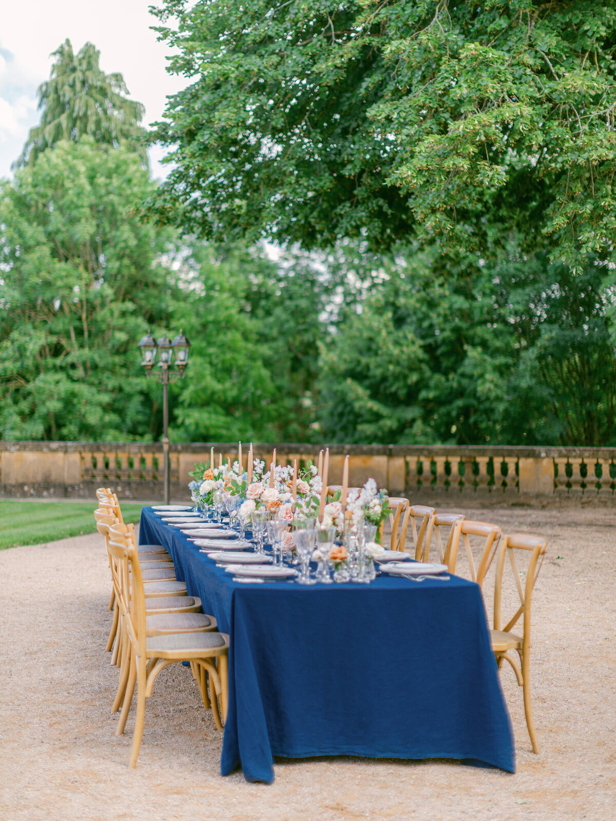 wedding table blue linen and flowers