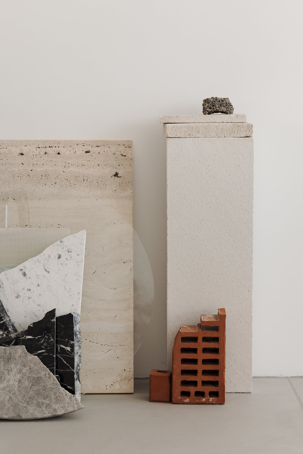 kaboompics_a-variety-of-marble-and-stone-materials-cut-into-abstract-geometric-shapes-leaning-against-a-wall-in-a-minimalist-display-36985