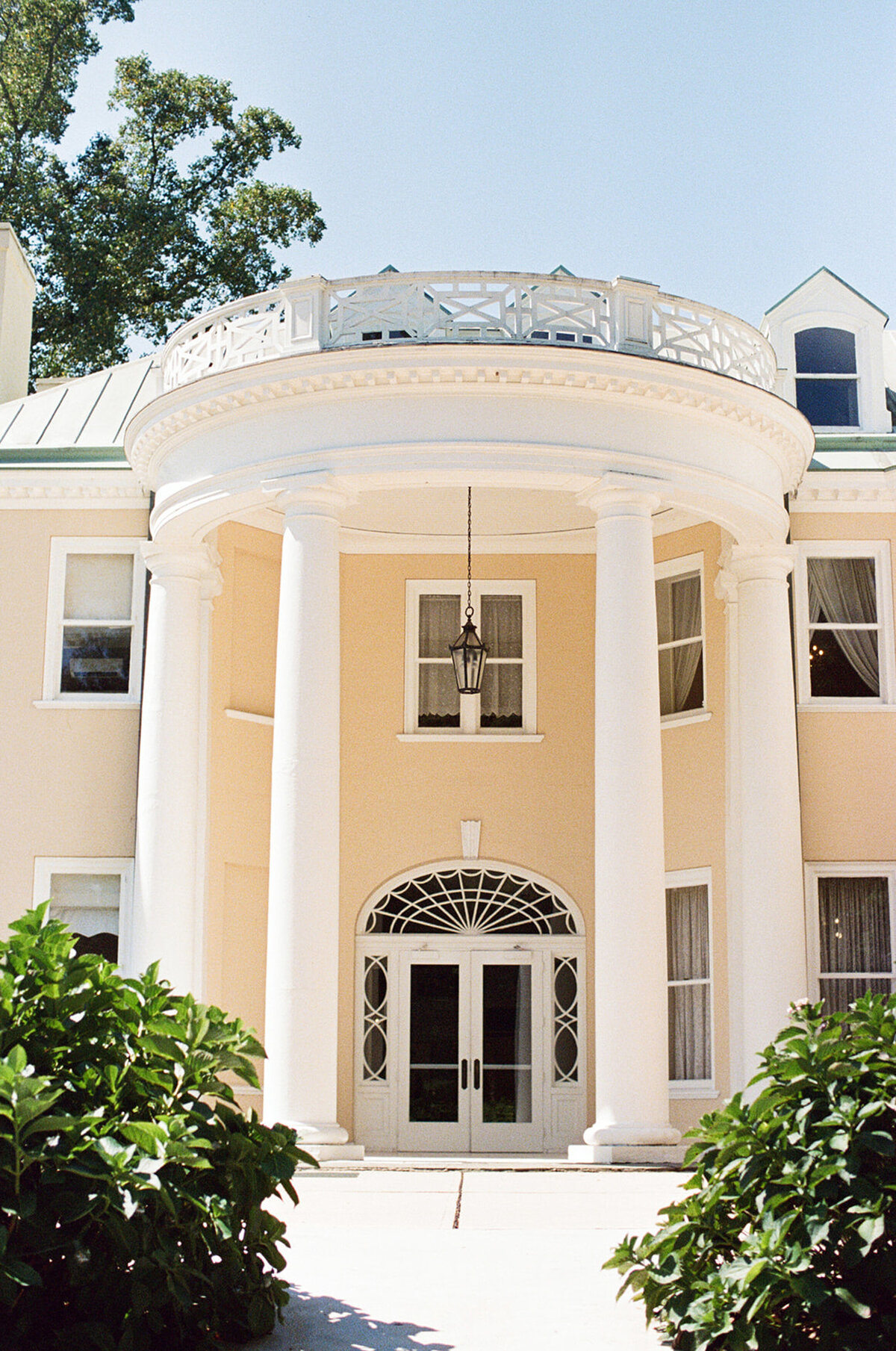 Grace-Brown-Photography-Bellevue-Hall-Tented-Wedding_031