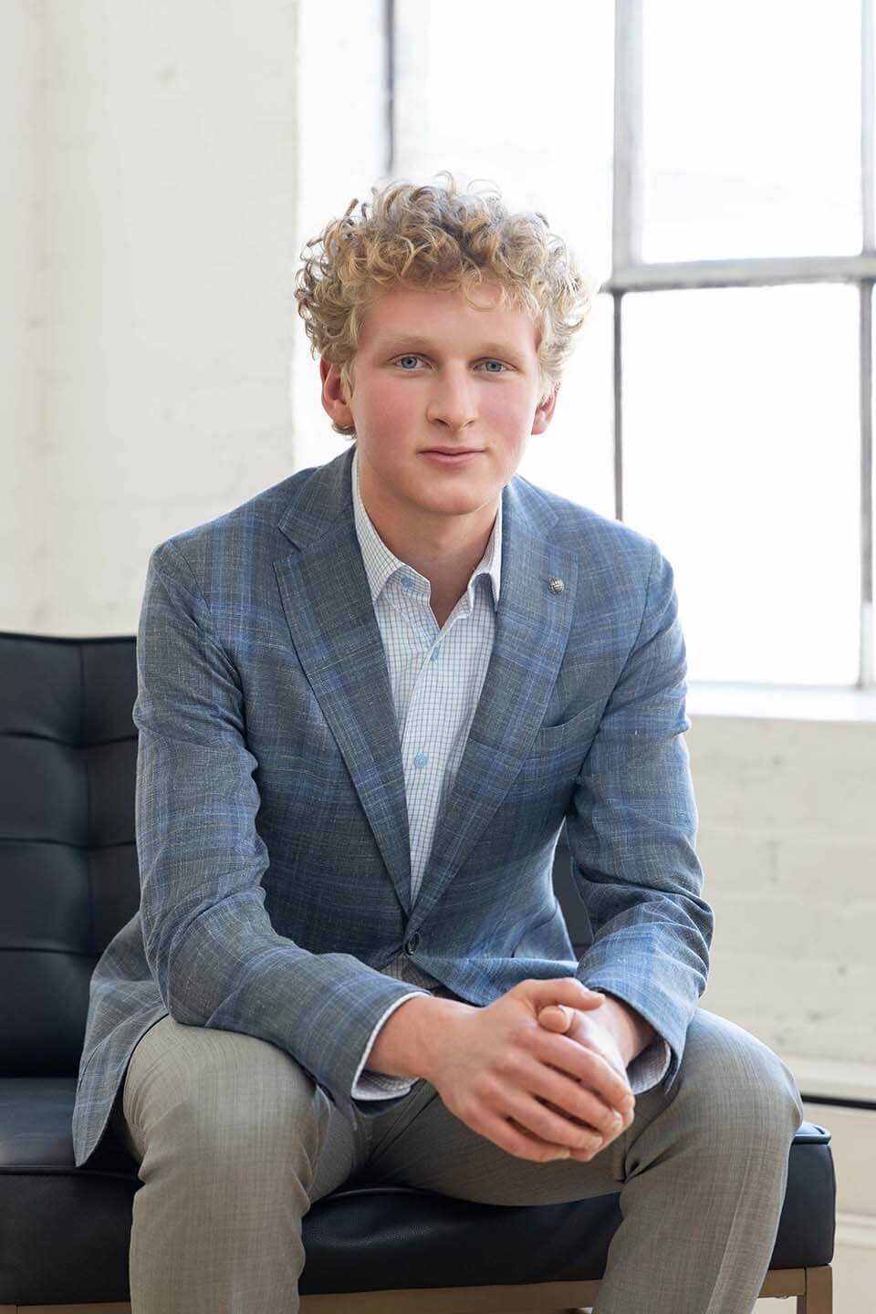 high-school-senior-guy-headshot-in-suit