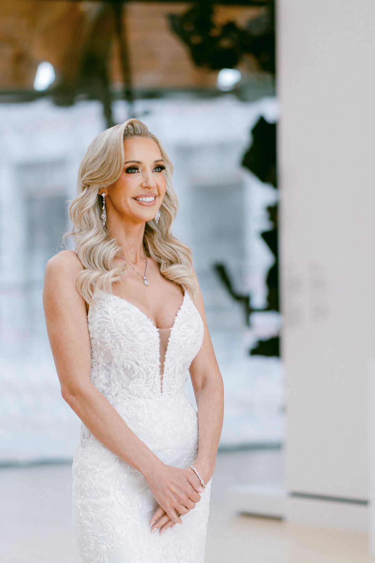 A wedding photo portrait of the bride in Crystal Bridges Museum of American Art in Betonville, Arkansas