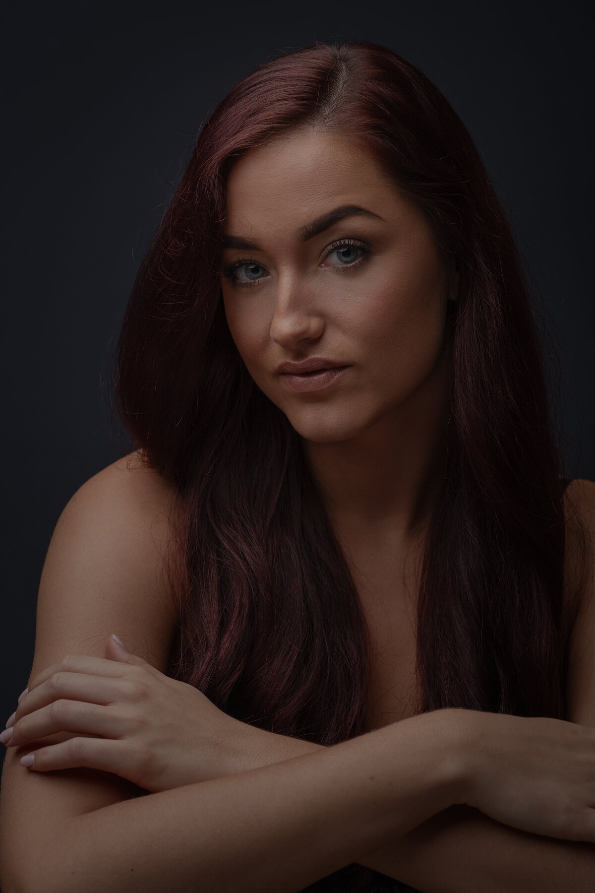 Ace Photography Zaltbommel tijdloos portret van jonge dame met rood haar en prachtige blauwe ogen