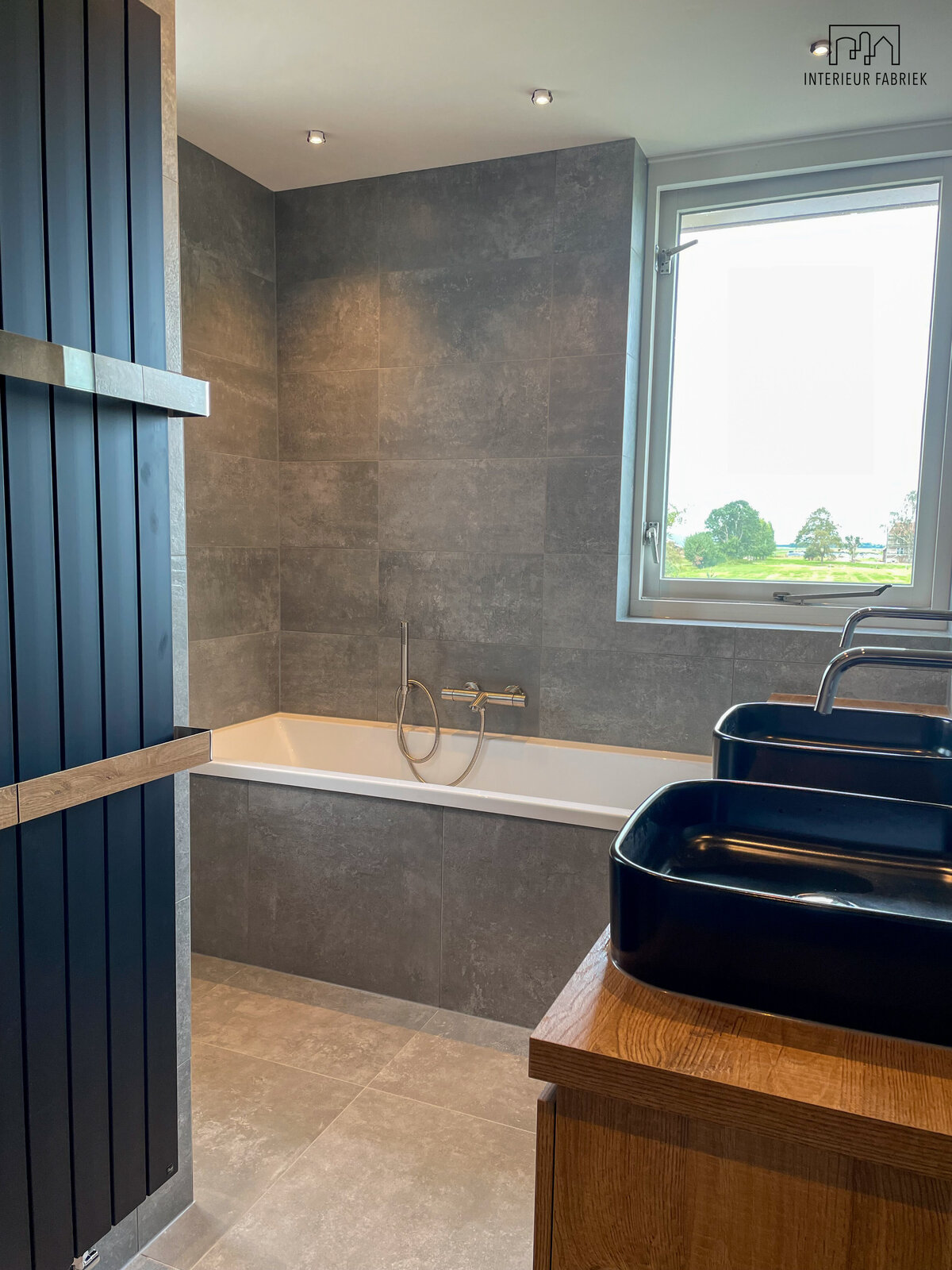Chrome kranen Woerden, Interieurontwerp Woerden, Interieuradvies Woerden, Badkamer Woerden, Badkamerontwerp Woerden, Wit toilet Woerden, Toilet Woerden, Ronde spiegels Woerden, Bad Woerden