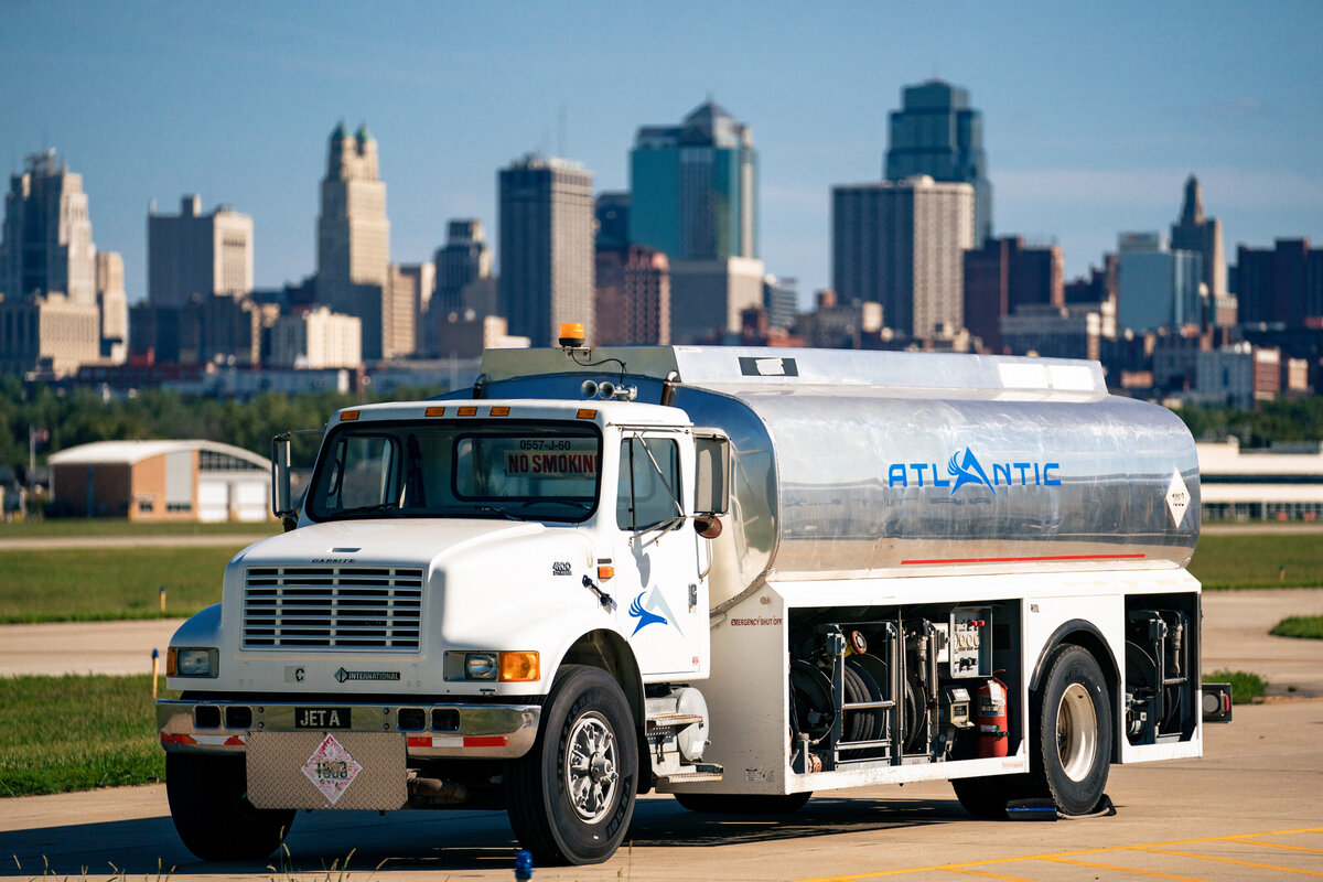 kansas-city-marketing-photography-products-0103-white-promotional-truck-with-city-skyline