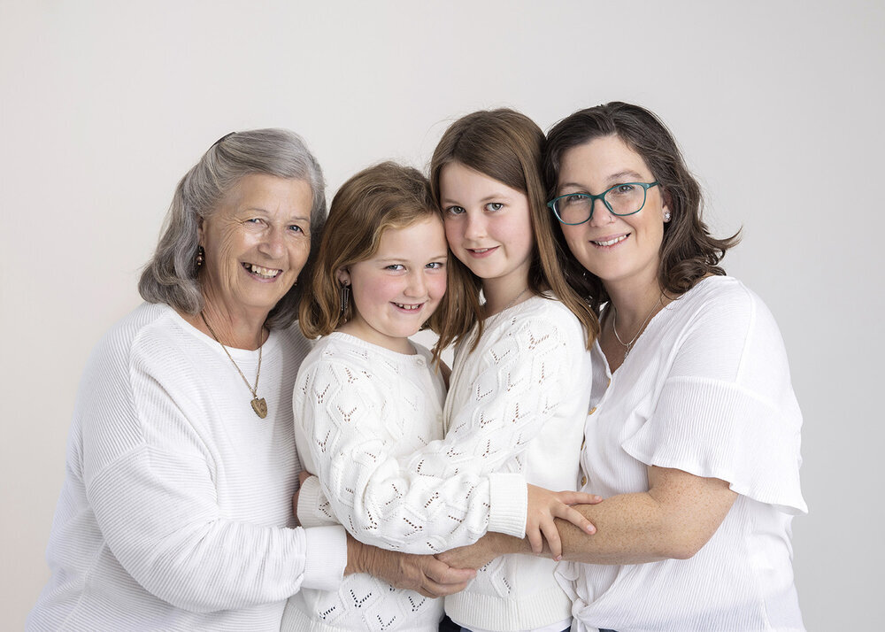 FAMILY_MOTHERSDAYGENERATIONPHOTOGRANDMANANMOTHERKIDS