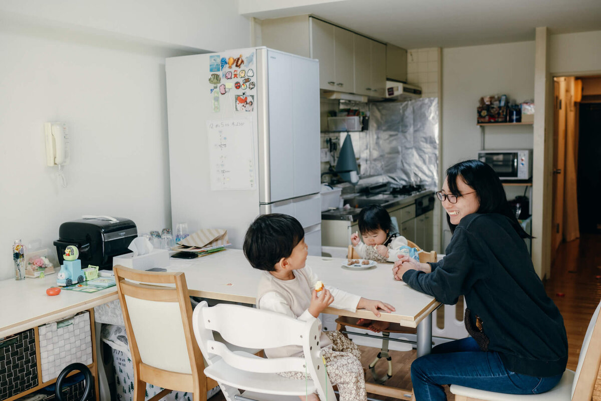 ダイニングで親子3人でおやつを食べているシーンほh