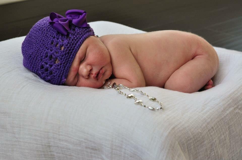 newborn-necklace-and-bow