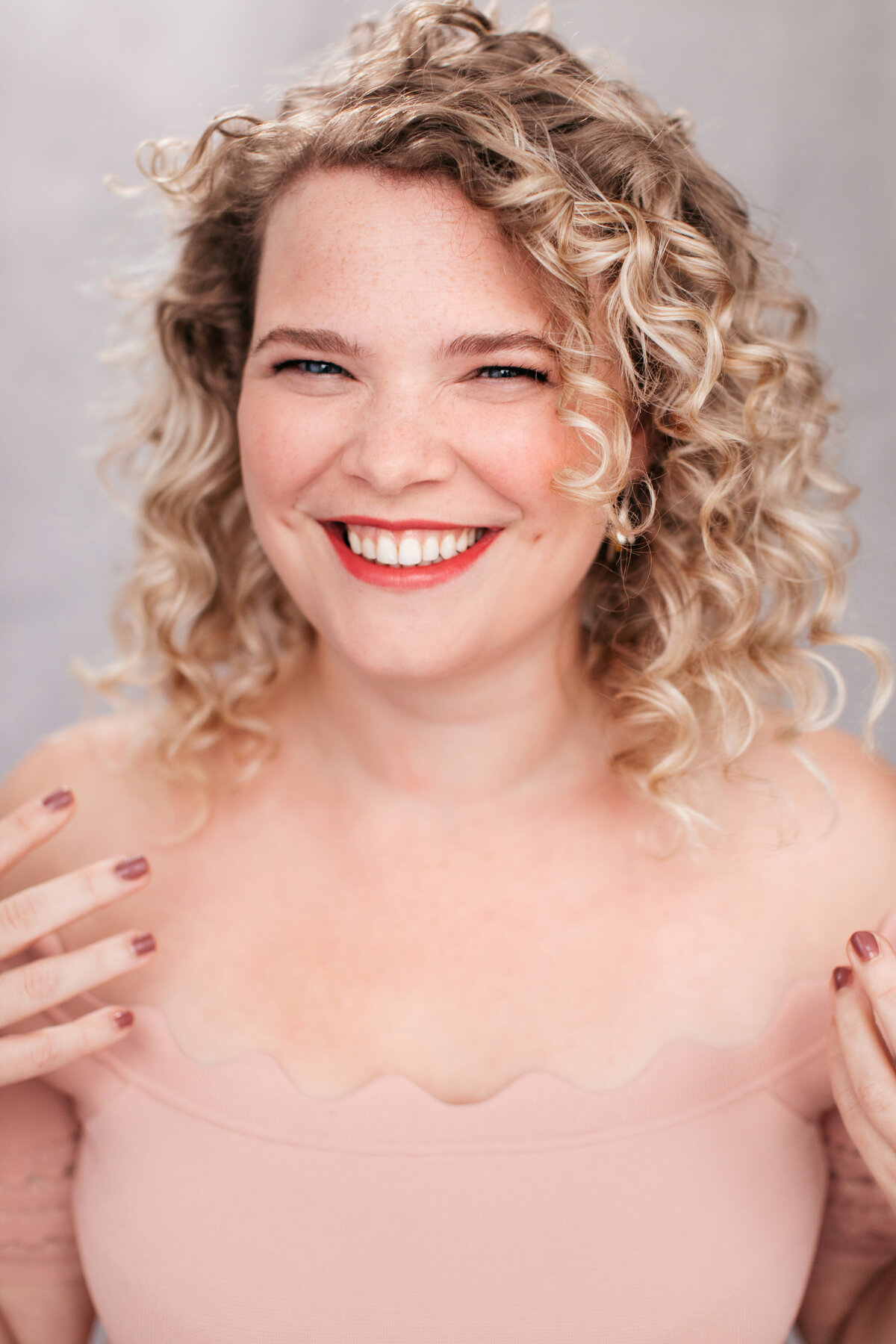 Castingfoto van Sylvia Boone. Lachende vrouw met blonde krullen.
