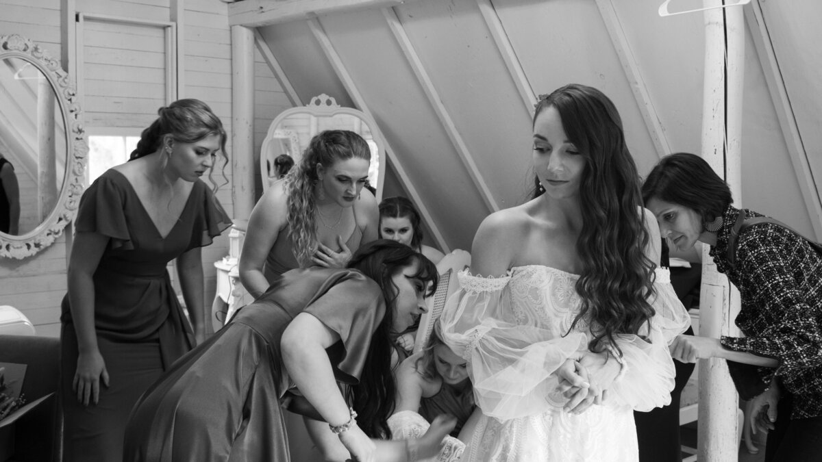 getting-ready-bridesmaids-documentary-wedding-photography-Jardin-del-Sol-jennifer-moreno-photography-washington