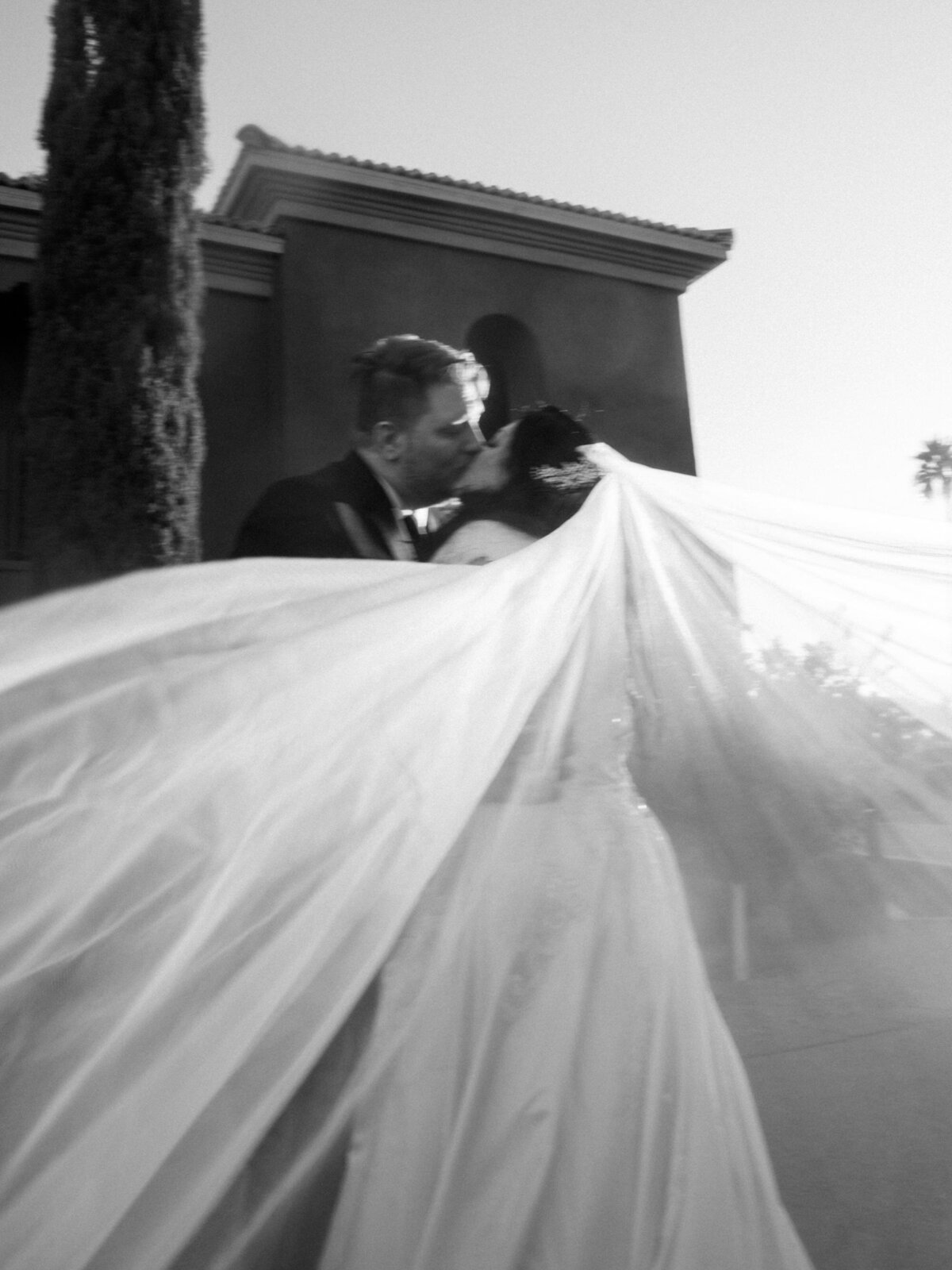 bride-groom-kissing-arizona-sunset