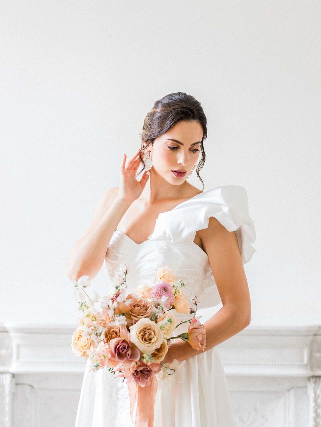 Colorful couture wedding at luxury hotel chais Monnet in Cognac - Veronique Lorre artistic direction floral designer21