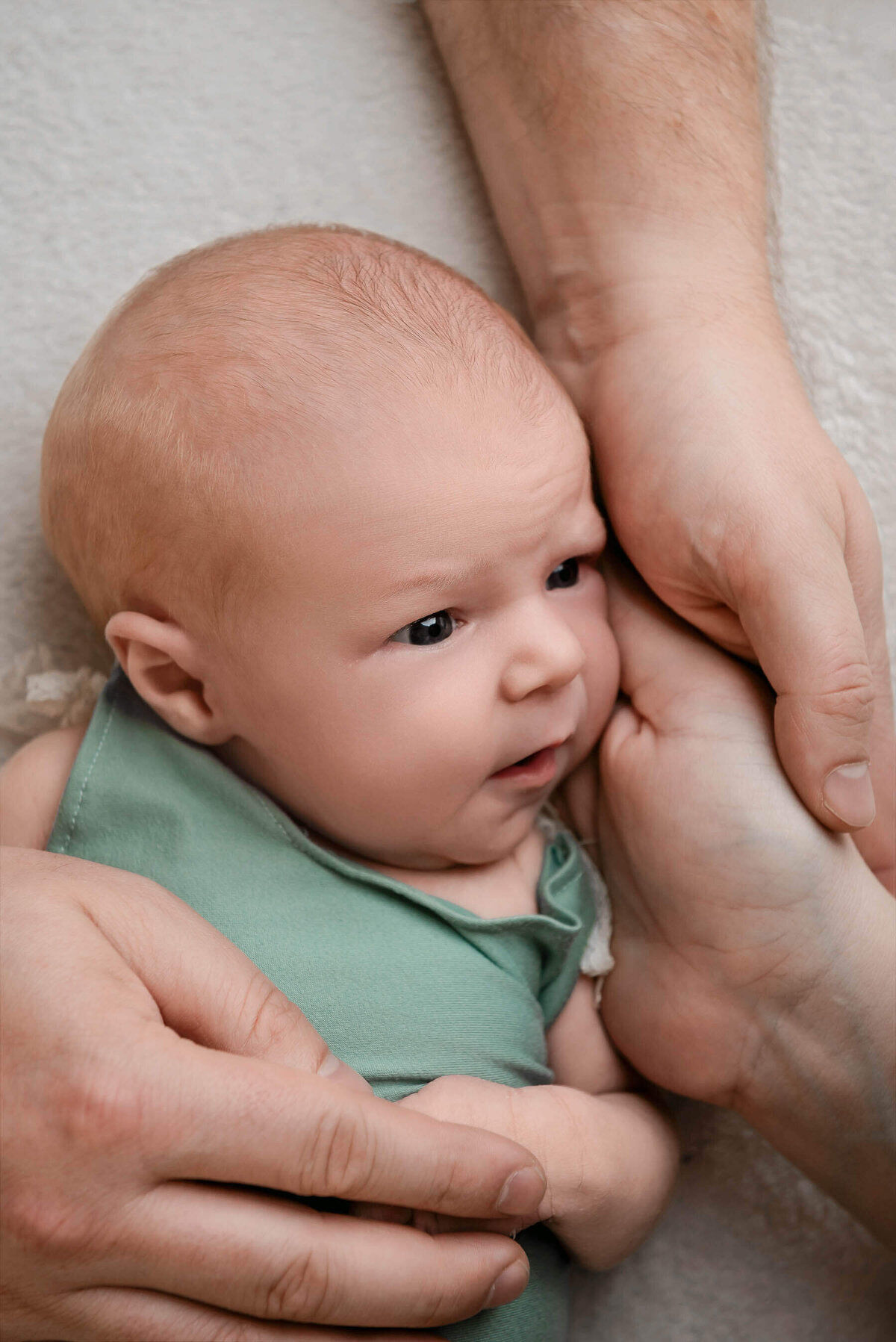 studio-newborn-photography-with-parents-hands