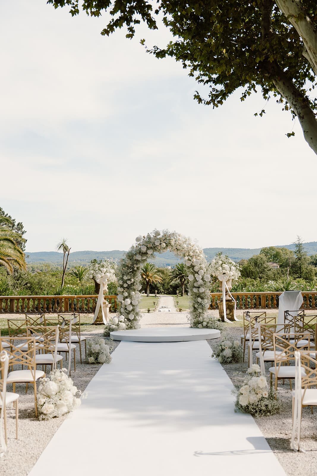Stunning-white-and-gold-wedding-ceremony-in-French-chateau