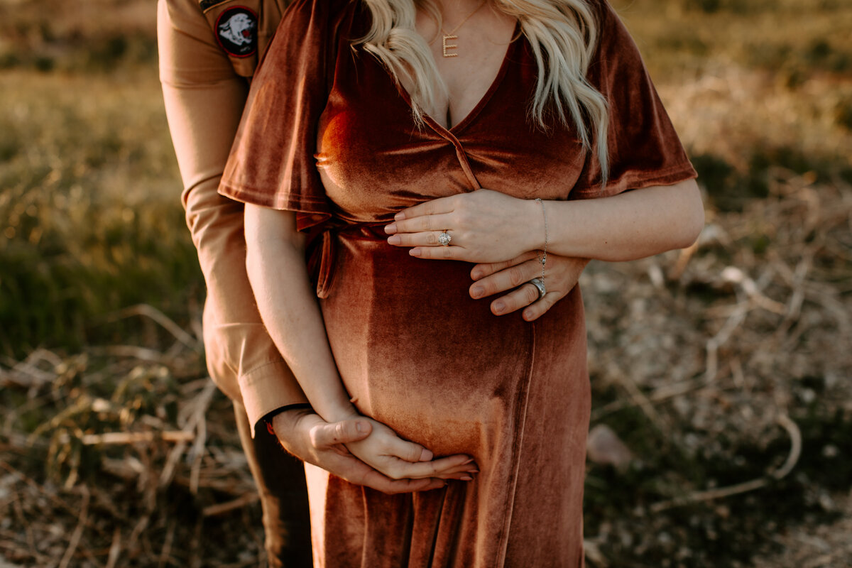outdoor couples maternity photos