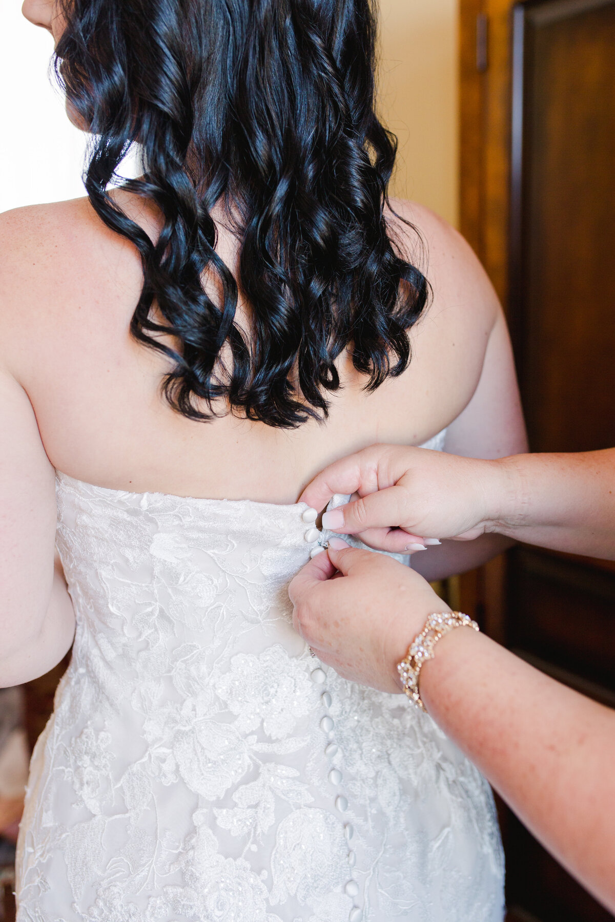 Bride and bridesmaids getting ready at Blennerhassett Hotel