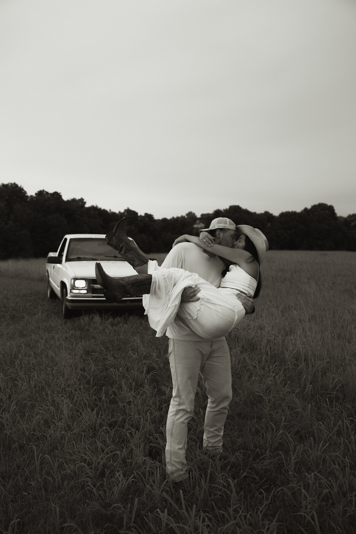 Wildflowercouplessessionwithtruck_emilyarwinephoto-120